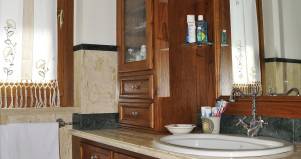 Mobile-bagno-in legno classico-travertino dorato design esclusivo